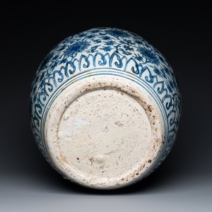 Pot en porcelaine de Chine en bleu et blanc à décor de rinceaux de lotus, Ming — photo 6