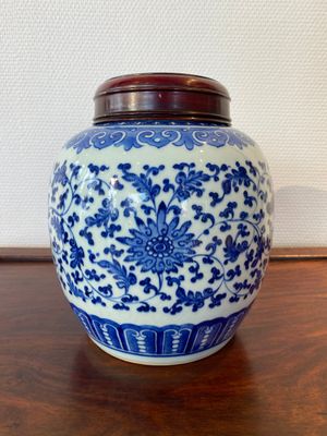 Pot en porcelaine de Chine en bleu et blanc à décor de rinceaux de lotus, Qianlong — photo 1