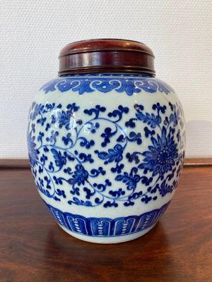 Pot en porcelaine de Chine en bleu et blanc à décor de rinceaux de lotus, Qianlong — photo 3