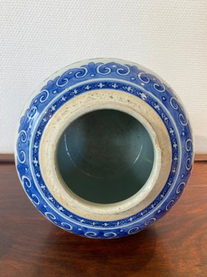 Pot en porcelaine de Chine en bleu et blanc à décor de rinceaux de lotus, Qianlong — photo 4