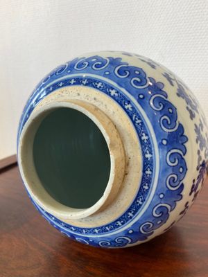 Pot en porcelaine de Chine en bleu et blanc à décor de rinceaux de lotus, Qianlong — photo 5