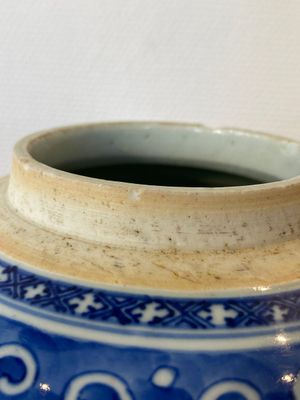 Pot en porcelaine de Chine en bleu et blanc à décor de rinceaux de lotus, Qianlong — photo 10