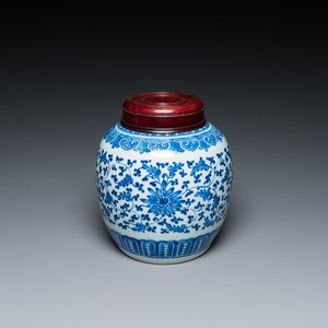 Pot en porcelaine de Chine en bleu et blanc à décor de rinceaux de lotus, Qianlong — photo 1