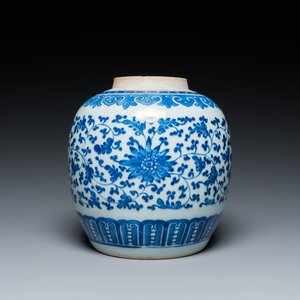 Pot en porcelaine de Chine en bleu et blanc à décor de rinceaux de lotus, Qianlong — photo 4