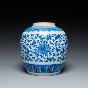 Pot en porcelaine de Chine en bleu et blanc à décor de rinceaux de lotus, Qianlong — photo 5