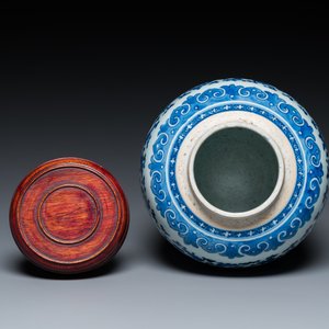Pot en porcelaine de Chine en bleu et blanc à décor de rinceaux de lotus, Qianlong — photo 6