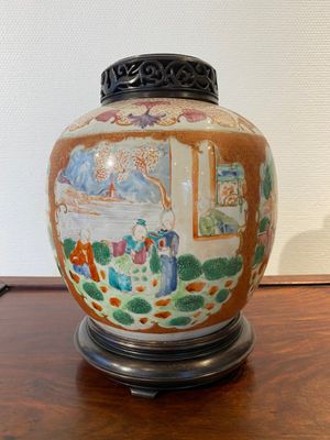 Pot en porcelaine de Chine famille rose à sujet mandarin au couvercle et socle en bois, Qianlong/Jiaqing — photo 2