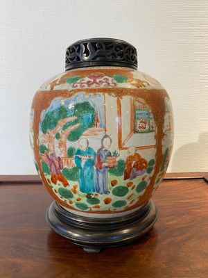 Pot en porcelaine de Chine famille rose à sujet mandarin au couvercle et socle en bois, Qianlong/Jiaqing — photo 3