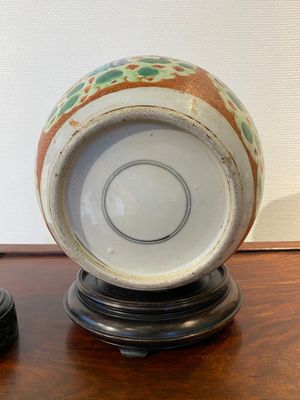 Pot en porcelaine de Chine famille rose à sujet mandarin au couvercle et socle en bois, Qianlong/Jiaqing — photo 5