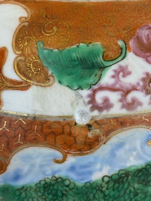 Pot en porcelaine de Chine famille rose à sujet mandarin au couvercle et socle en bois, Qianlong/Jiaqing — photo 7
