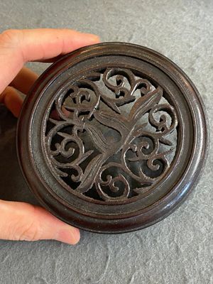 Pot en porcelaine de Chine famille rose à sujet mandarin au couvercle et socle en bois, Qianlong/Jiaqing — photo 8