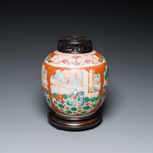 Pot en porcelaine de Chine famille rose à sujet mandarin au couvercle et socle en bois, Qianlong/Jiaqing — photo 1