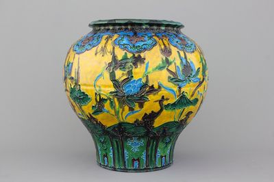 Pot fahua en grès de Chine avec décoration en relief, 19e-20e