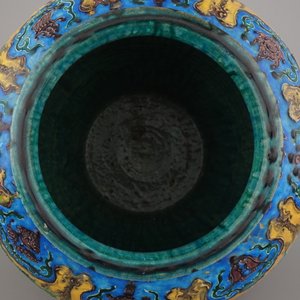 Pot fahua en grès de Chine avec décoration en relief, 19e-20e — photo 6