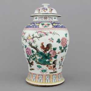 Pot met deksel in Chinees polychroom porselein met jonge haan, 19e eeuw — foto 1