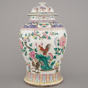 Pot met deksel in Chinees polychroom porselein met jonge haan, 19e eeuw — foto 2