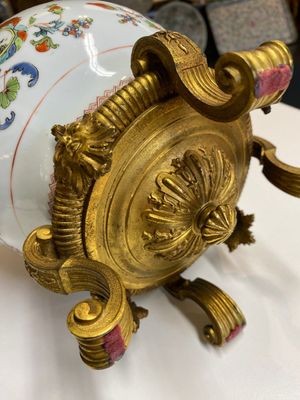 Pot-pourri et son couvercle en porcelaine de Chine famille rose à décor 'Pompadour' sur socle en bronze doré, Qianlong, vers 1745 — photo 16