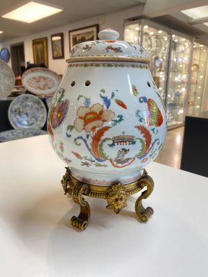 Pot-pourri et son couvercle en porcelaine de Chine famille rose à décor 'Pompadour' sur socle en bronze doré, Qianlong, vers 1745 — photo 3