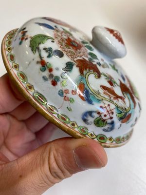 Pot-pourri et son couvercle en porcelaine de Chine famille rose à décor 'Pompadour' sur socle en bronze doré, Qianlong, vers 1745 — photo 9