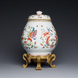 Pot-pourri et son couvercle en porcelaine de Chine famille rose à décor 'Pompadour' sur socle en bronze doré, Qianlong, vers 1745 — photo 2