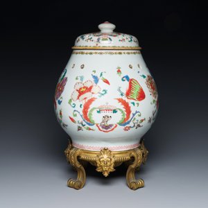 Pot-pourri et son couvercle en porcelaine de Chine famille rose à décor 'Pompadour' sur socle en bronze doré, Qianlong, vers 1745 — photo 3