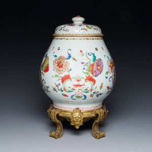 Pot-pourri et son couvercle en porcelaine de Chine famille rose à décor 'Pompadour' sur socle en bronze doré, Qianlong, vers 1745 — photo 5