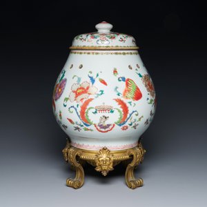 Pot-pourri et son couvercle en porcelaine de Chine famille rose à décor 'Pompadour' sur socle en bronze doré, Qianlong, vers 1745 — photo 7
