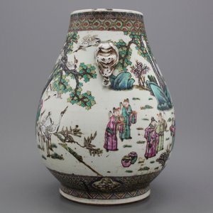 Prachtige Hu vaas in Chinees porselein met oren in de vorm van een olifant, famille rose, 19e eeuw — foto 1