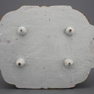 Présentoir rectangulaire au sujet religieux en faïence de Delft, la Frise, 18e — photo 2