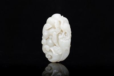 Presse-papier en jade finement sculpté à décor d'une grue et d'un tigre, Chine, 17/18ème