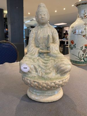 Quan Am en porcelaine en céladon monochrome, Vietnam du Nord, 17/18ème — photo 1