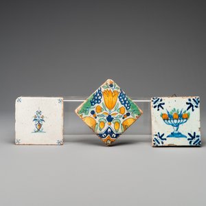 Quarante-quatre carreaux en faïence de Delft en bleu, blanc et polychrome, 17/18ème — photo 8