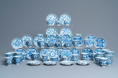 Quarante-six tasses et vingt-cinq soucoupes en porcelaine de Chine en bleu et blanc, divers marques, 19ème