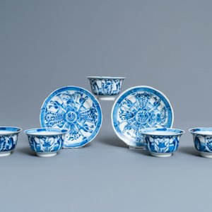 Quarante-six tasses et vingt-cinq soucoupes en porcelaine de Chine en bleu et blanc, divers marques, 19ème — photo 13