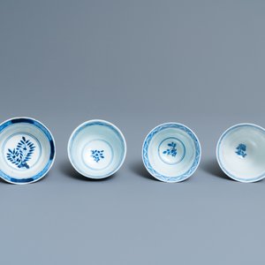 Quarante-six tasses et vingt-cinq soucoupes en porcelaine de Chine en bleu et blanc, divers marques, 19ème — photo 6