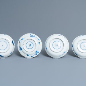 Quarante-six tasses et vingt-cinq soucoupes en porcelaine de Chine en bleu et blanc, divers marques, 19ème — photo 9