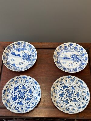 Quarte assiettes en porcelaine de Chine en bleu et blanc à décor floral et de chasse mongole, marque de Chenghua et Kangxi, Kangxi — photo 1