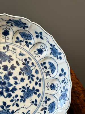 Quarte assiettes en porcelaine de Chine en bleu et blanc à décor floral et de chasse mongole, marque de Chenghua et Kangxi, Kangxi — photo 11