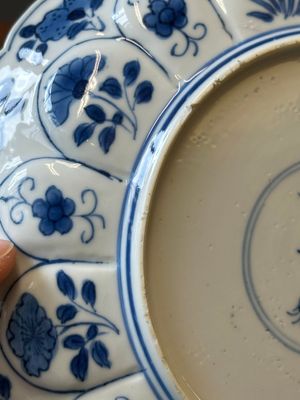 Quarte assiettes en porcelaine de Chine en bleu et blanc à décor floral et de chasse mongole, marque de Chenghua et Kangxi, Kangxi — photo 14