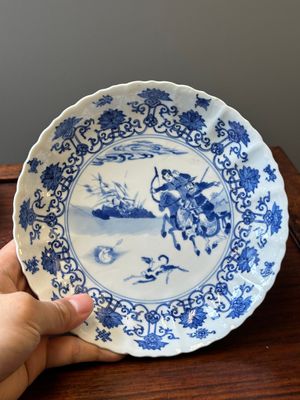 Quarte assiettes en porcelaine de Chine en bleu et blanc à décor floral et de chasse mongole, marque de Chenghua et Kangxi, Kangxi — photo 16