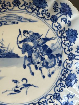Quarte assiettes en porcelaine de Chine en bleu et blanc à décor floral et de chasse mongole, marque de Chenghua et Kangxi, Kangxi — photo 17