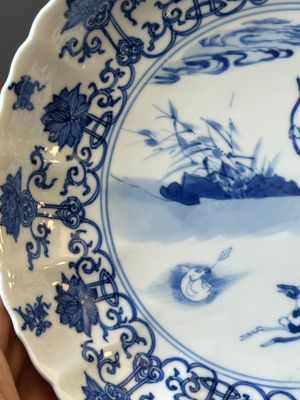 Quarte assiettes en porcelaine de Chine en bleu et blanc à décor floral et de chasse mongole, marque de Chenghua et Kangxi, Kangxi — photo 18