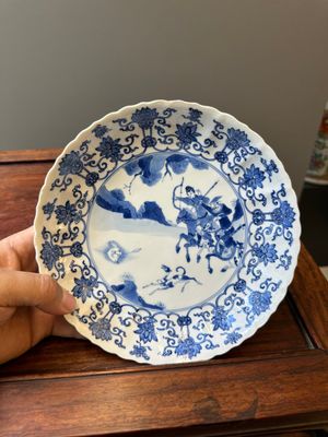 Quarte assiettes en porcelaine de Chine en bleu et blanc à décor floral et de chasse mongole, marque de Chenghua et Kangxi, Kangxi — photo 20