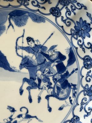 Quarte assiettes en porcelaine de Chine en bleu et blanc à décor floral et de chasse mongole, marque de Chenghua et Kangxi, Kangxi — photo 21