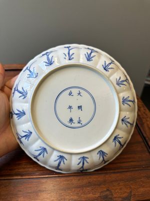 Quarte assiettes en porcelaine de Chine en bleu et blanc à décor floral et de chasse mongole, marque de Chenghua et Kangxi, Kangxi — photo 24