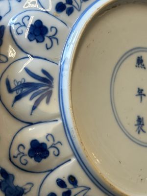 Quarte assiettes en porcelaine de Chine en bleu et blanc à décor floral et de chasse mongole, marque de Chenghua et Kangxi, Kangxi — photo 7