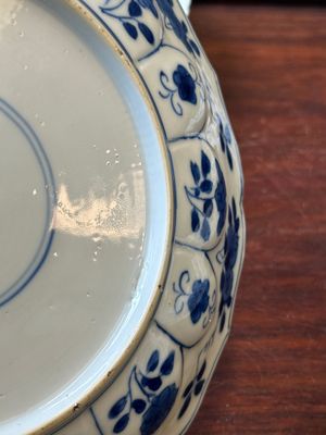 Quarte assiettes en porcelaine de Chine en bleu et blanc à décor floral et de chasse mongole, marque de Chenghua et Kangxi, Kangxi — photo 8