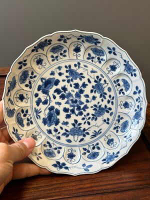 Quarte assiettes en porcelaine de Chine en bleu et blanc à décor floral et de chasse mongole, marque de Chenghua et Kangxi, Kangxi — photo 9