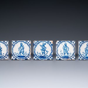 Quatorze carreaux en faïence de Delft en bleu et blanc, la plupart ornée de soldats espagnols d'après Jacob de Gheyn II, 17ème — photo 3