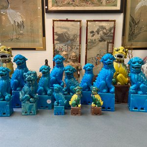 Quatorze modèles de lions bouddhistes en porcelaine de Chine turquoise monochrome et famille verte, 19/20ème — photo 14